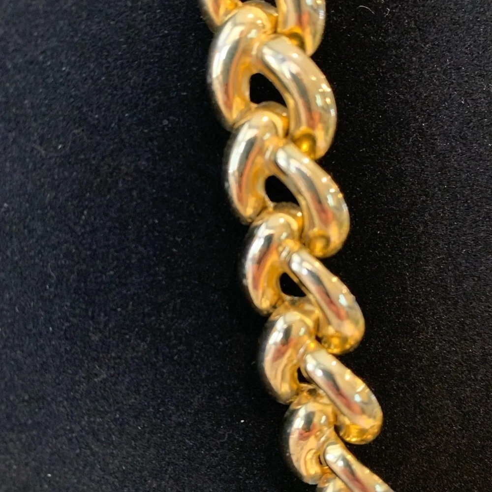 Gold‎ tone large link necklace